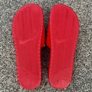 NIKE BENASSI SLIDES JUST DO IT JDI RED GOLD Nike Slide Benassi JDI - University Red/Metallic Gold main image 4